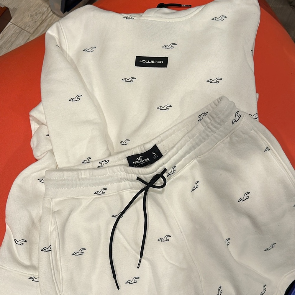 2 piece Hollister sweatshirt and shorts Set. Unisex. 2 pieces